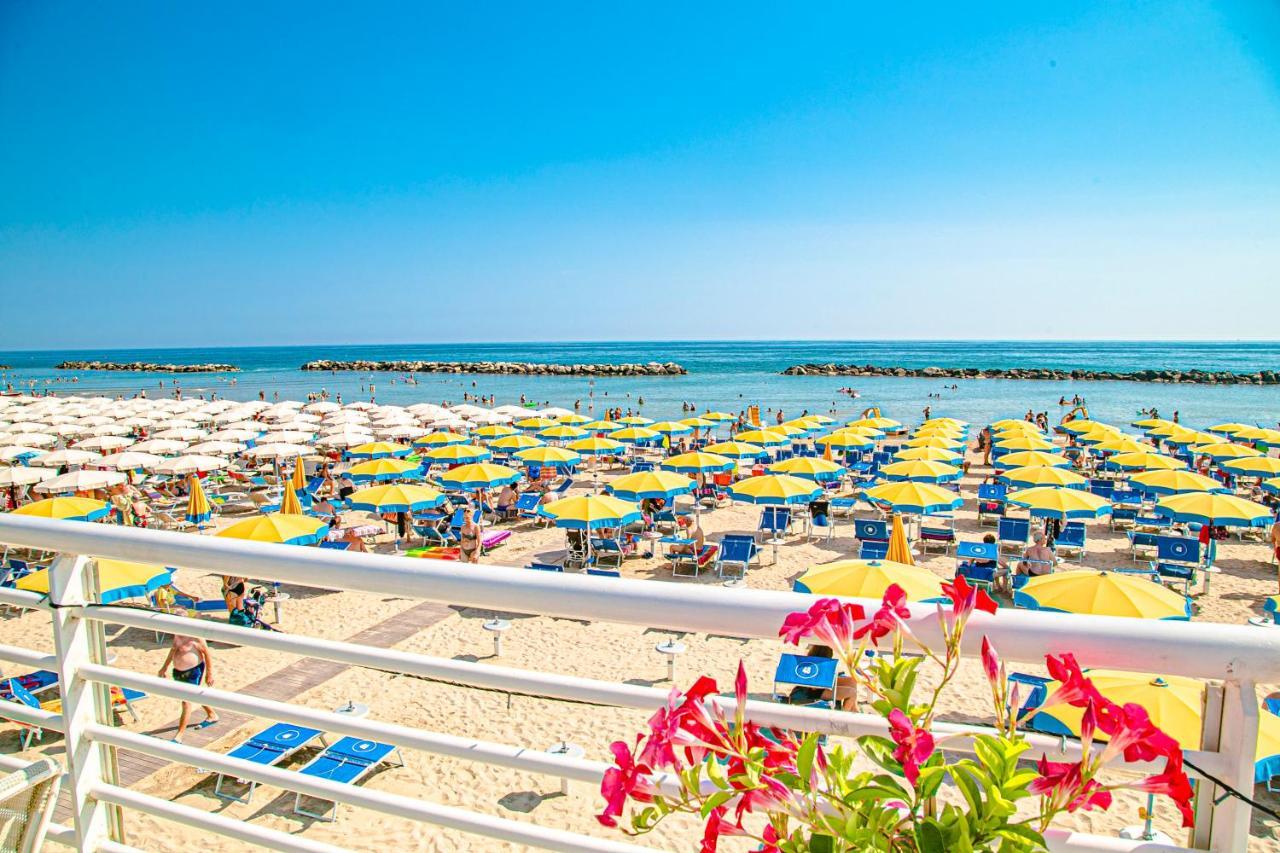 Hotel Ambasciatori Bellaria-Igea Marina Exteriör bild
