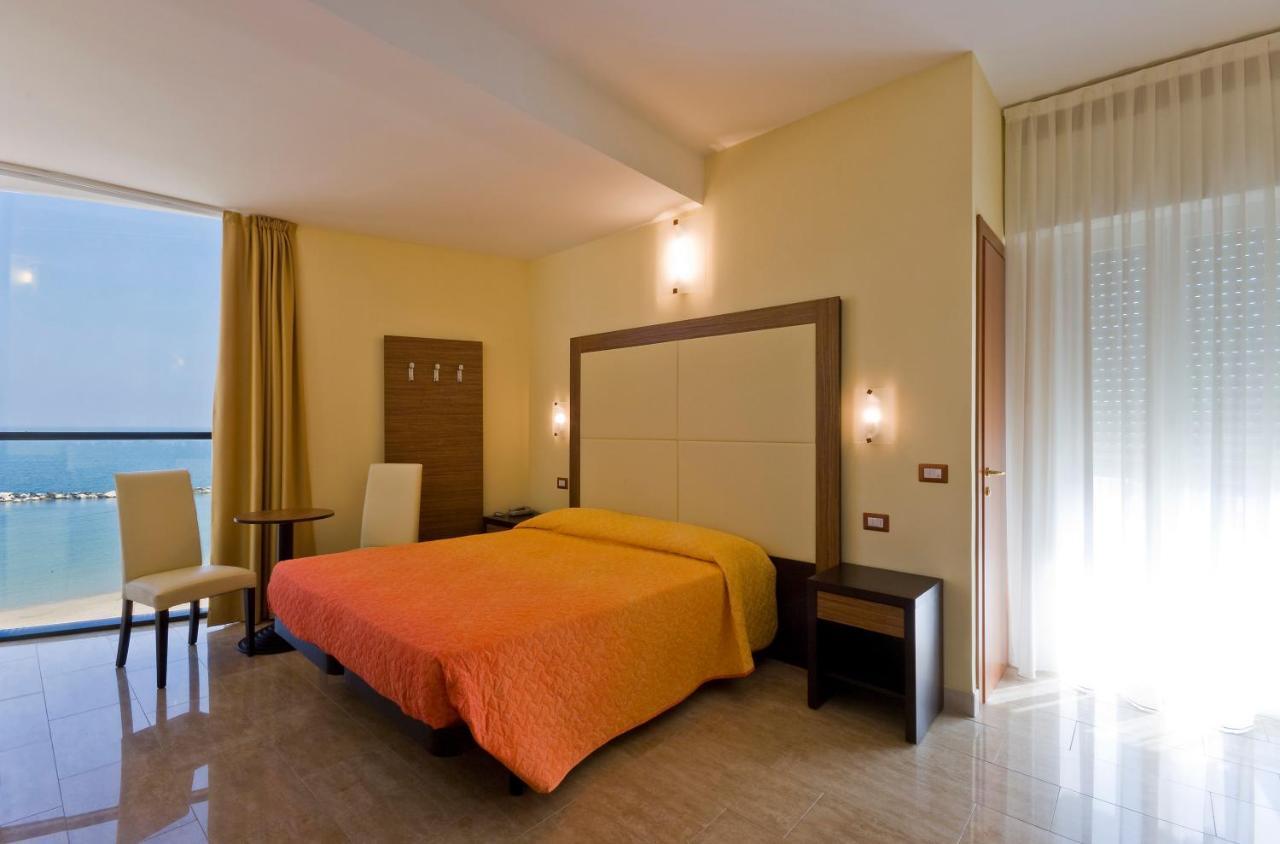 Hotel Ambasciatori Bellaria-Igea Marina Exteriör bild