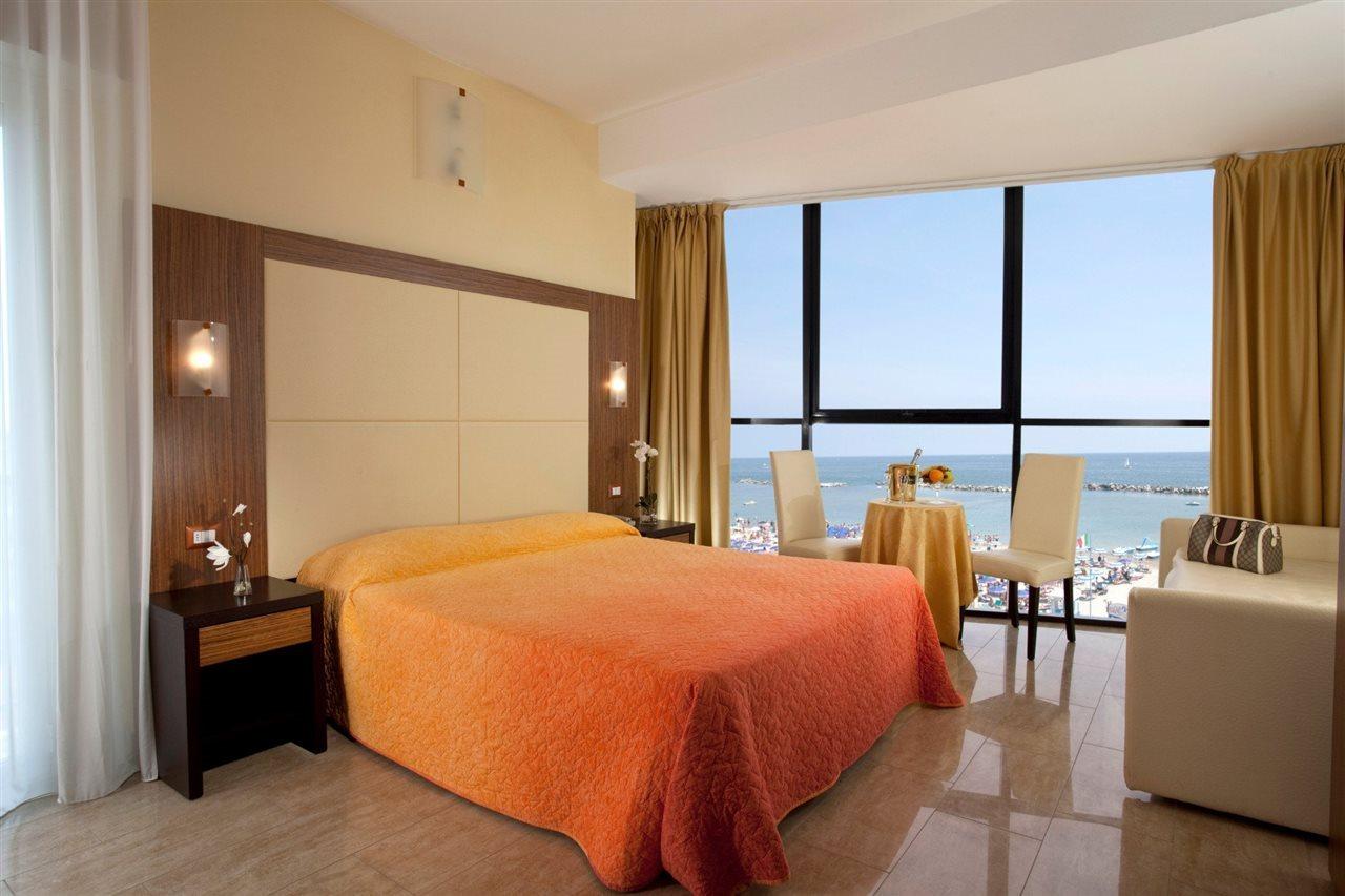Hotel Ambasciatori Bellaria-Igea Marina Exteriör bild