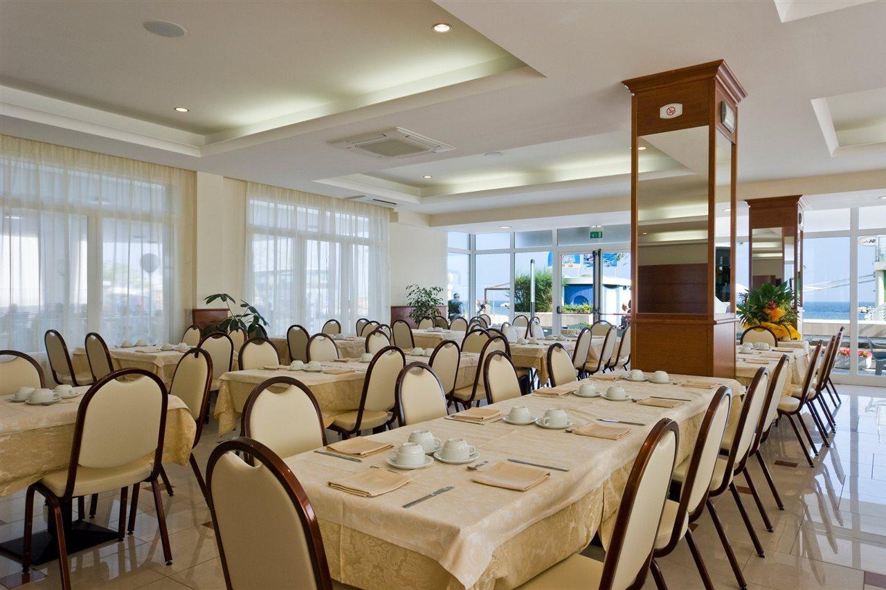 Hotel Ambasciatori Bellaria-Igea Marina Exteriör bild