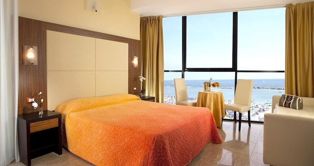 Hotel Ambasciatori Bellaria-Igea Marina Exteriör bild