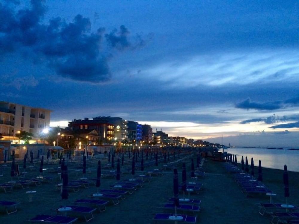 Hotel Ambasciatori Bellaria-Igea Marina Exteriör bild